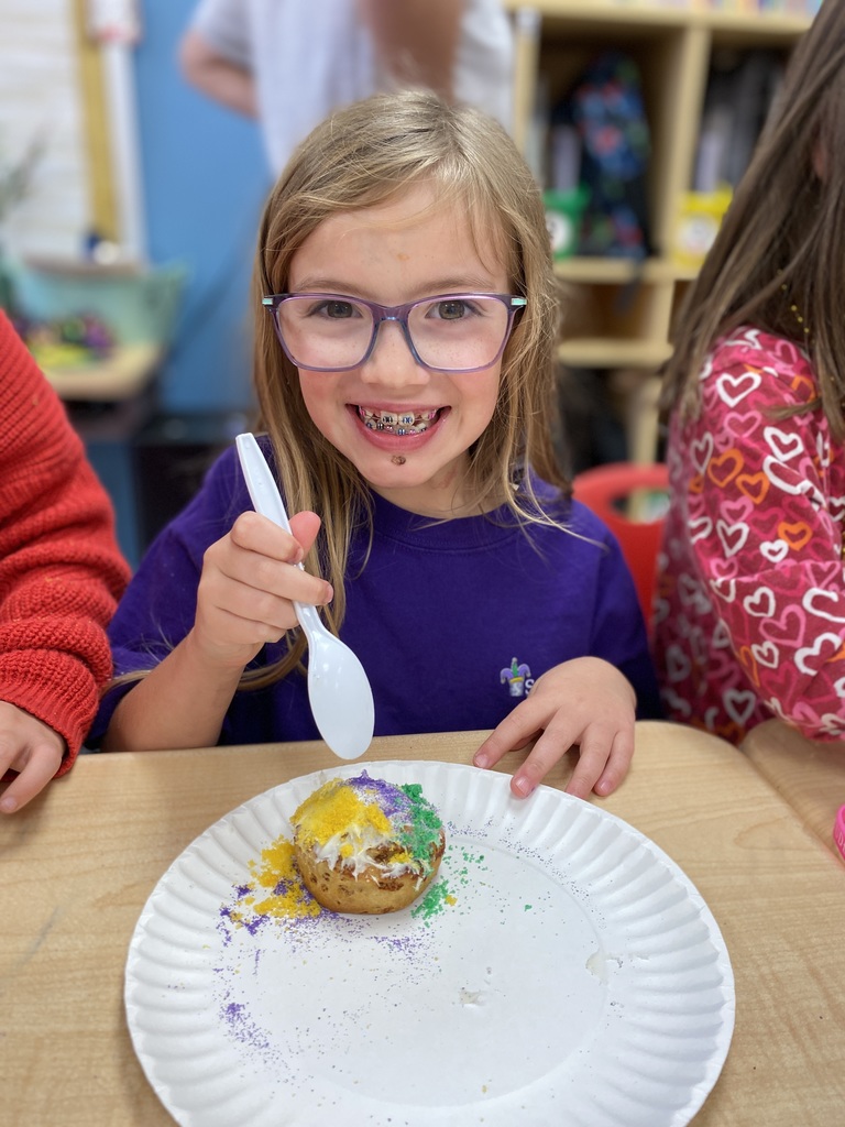 Students make king cakes