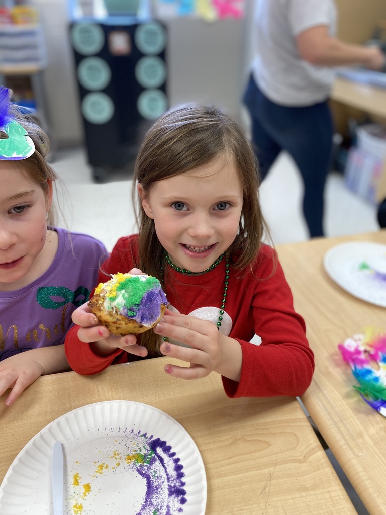 Students make king cakes